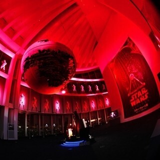 「スター･ウォーズ展」15万人突破! ダース･ベイダーらのライトショーが進化