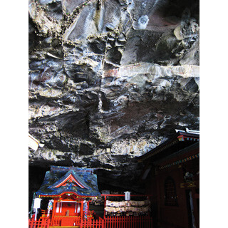 地元の”最強”絶景教えて! (7) 洞窟の中に朱塗りの御本殿! 奇岩・怪礁の絶壁にも神秘が宿る