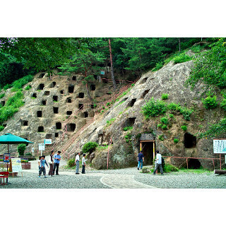 地元の”最強”絶景教えて! (8) カッパドキアがここに! 100どころじゃない丘陵上の穴は緑に輝く