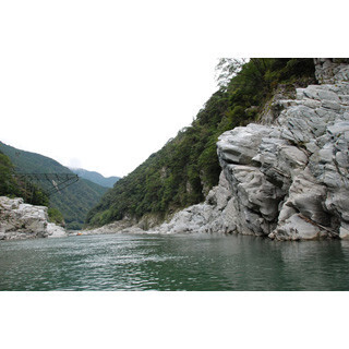 地元の”最強”絶景教えて! (11) ゴロの良さもまた魅力? 大理石の彫刻のような渓谷には遊覧船がよく似合う