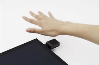 富士通、直接USBポートに接続できる手のひら静脈認証装置