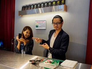 壊れたiPhoneの修理をお客さんの目の前で行うお店「SHOWCASE秋葉原」で職人技を見た!