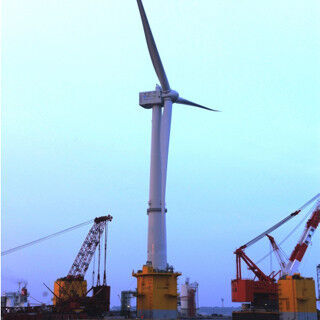 丸紅など、福島県・小名浜の洋上にて7MWの風力発電設備の設置作業を開始