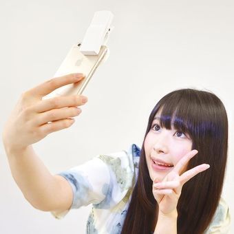 サンコー、スマホに装着して顔を明るく照らしてくれる自撮り用ライト