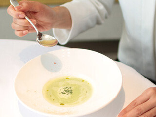 プロに学ぶマナー講座 - スープの正しい飲み方 (動画アリ)