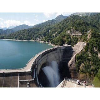 日本一の高さから毎秒10トン以上の水煙! 黒部ダムで観光放水スタート