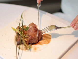 プロに学ぶマナー講座 - レストランで肉料理を食べる際のお作法 (動画アリ)