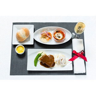 JAL、川越達也が宮崎への愛を込めた機内食登場 - チキン南蛮のアレンジも