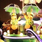 ディズニーランド、雨の日限定の夜のパレード開催! 幻想的な世界にウットリ