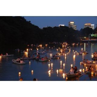 東京都で「千代田区納涼の夕べ」開催 - 灯ろうがお濠を幻想的に照らし出す