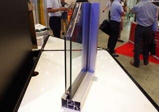 窓ガラスを後付けして結露を解消、省エネ効果も - 第10回 総務・人事ワールド