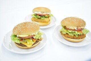 マクドナルド、新鮮でカラフルな野菜を使った「フレッシュマック」3種発売