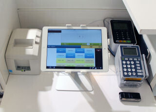 事例で学ぶiPhone/iPad活用術 (196) iPadでレジ周りをスッキリスマートに変えるクラウドPOS導入 - Zoff