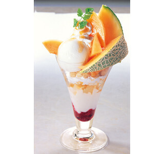 ココス、糖度10%以上のメロンを使った「夕張メロンデザートフェア」開催