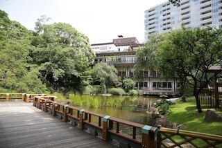 東京都・原宿 東郷記念館に地区最大級のビアホール「神楽」がオープン