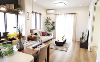 埼玉県朝霞市に、天井高2.7メートルのリビングを備えたモデルハウス公開