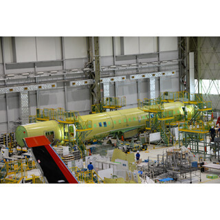 MRJ、疲労強度試験機の後部胴体後部が最終組み立てラインへ