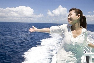 海外旅行に「ひとり」で行く女性は5人に1人 - 男性の2倍