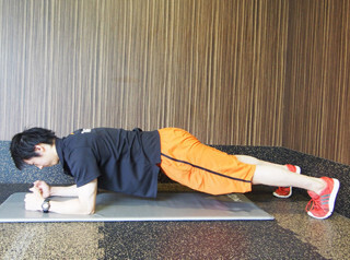 1分でわかる筋トレ講座 (2) 前腕とつま先で体を支える! 簡単動作で全身に効く「フロントブリッジ」