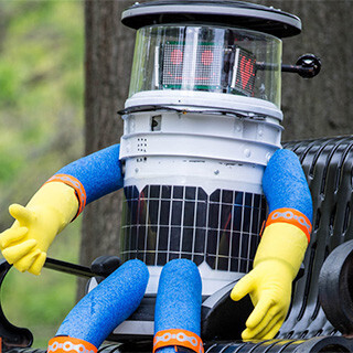 シリコンバレー101 (624) ヒッチハイクロボット「HitchBOT」、米国横断の旅の途中で暴漢に襲われる