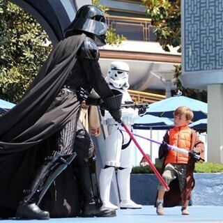 カリフォルニア ディズニーランド・リゾート60周年 (5) ジェダイになってダース･ベイダーと対戦! 人気の参加型ショー