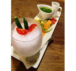東京都・丸の内のカフェで&quot;農園スムージー&quot;をかけて食べるかき氷を限定発売