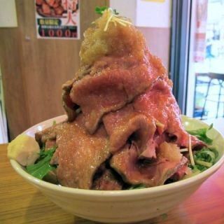 東京都・上野で&quot;肉の山&quot;のローストビーフ丼を味わえ!