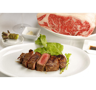 東京都・赤坂に、こだわりの赤身肉を薪窯で焼き上げるステーキ店が登場