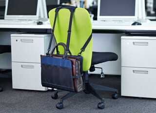 PCデスク整理に新旋風、鞄をサッと収納できるアイテム - キングジム