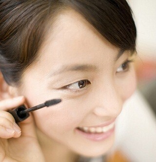 "二重メイク"を続けると、まぶたの皮膚が伸びて戻らなくなるってホント?