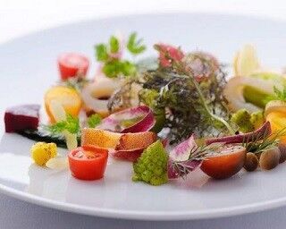 東京都・銀座の「メニューの無いレストラン」で夏野菜のコース料理が登場