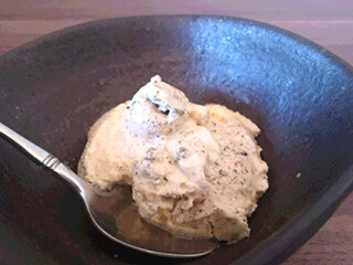 バニラアイスに七味唐辛子を「ちょい足し」して食べてみた