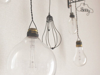 ランプがオシャレな雑貨に変身♪ 電球リメイクインテリアの可愛いお手本