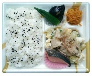 ファミマ、管理栄養士監修「焼鮭とゴーヤチャンプルー弁当」を関西限定発売