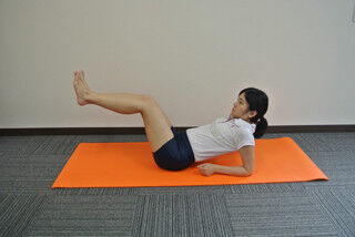 小さな動きで腹筋の体幹を鍛えるトレーニング - 間違った筋トレを正す