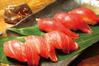 店主自ら釣り上げた鮮魚が並ぶ「鮮魚居酒屋」がすしの持ち帰り&出前を開始