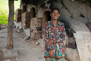 日本人は粘り強く成功にむかう - 益子焼きも勉強するカンボジアの陶工の働き方