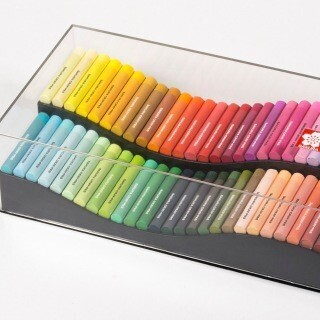 サクラクレパス、クレパス誕生90年記念の「90色セット」を数量限定発売