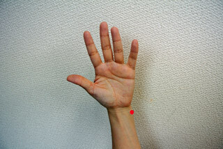 肩こり予防にもなる! オフィスでも押しやすい汗を抑えるツボ