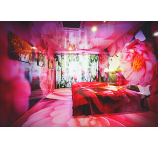 愛媛県・道後温泉×蜷川実花の大規模アート展開催中! BEAMSコラボバッグも