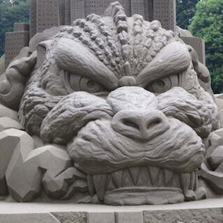 東京都・新宿中央公園に砂の巨大ゴジラが出現- 夜間はライトアップも