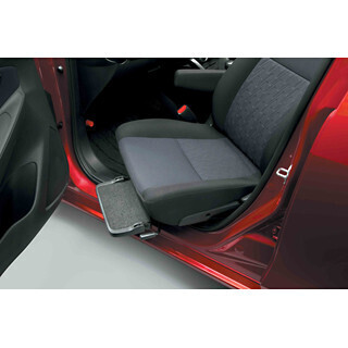 マツダ「デミオ」に「助手席回転シート」搭載機種を追加して発売