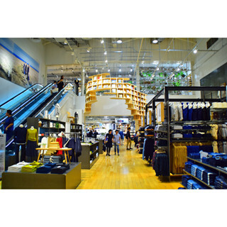 無印良品有楽町がリニューアルオープン! - 2万冊の本に囲まれ服や雑貨をまったり選ぶ