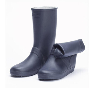 折りたたんで下駄箱に収納できる! 子供用携帯レインブーツが登場