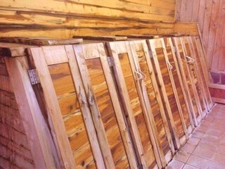 並んだ木の箱から生首が!?　熊本県・杖立温泉ならではの「むし湯」って何?