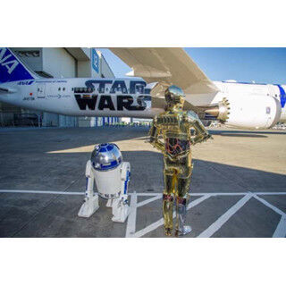 ANA×スター・ウォーズの初号機787-9がロールアウト! R2-D2とC-3POもお迎え