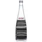 「エビアン」に、ファッションデザイナーとコラボした限定グラスボトル登場