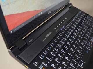 ヒャッハー! 大型サブウーファー内蔵の4KノートPC「LAVIE NS850」で「マッドマックス」を見た!