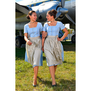 ルフトハンザ、機内でオクトーバーフェスト! CAは50年代の衣装でおもてなし