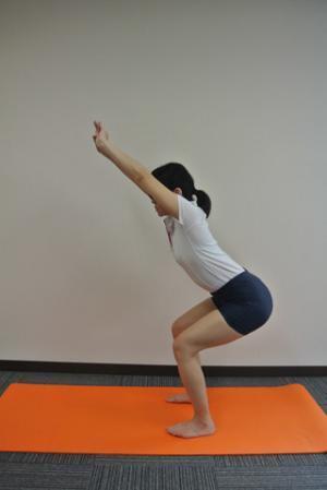 背中から太ももまで効果を実感させるスクワット - 間違った筋トレを正す